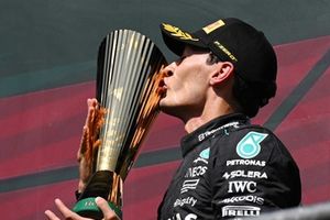 George Russell, Mercedes-AMG F1 Team, 1ª posición, besa el trofeo en señal de celebración