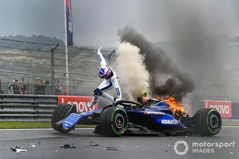 Logan Sargeant, Williams FW46, saute de sa voiture après un accident en FP3.