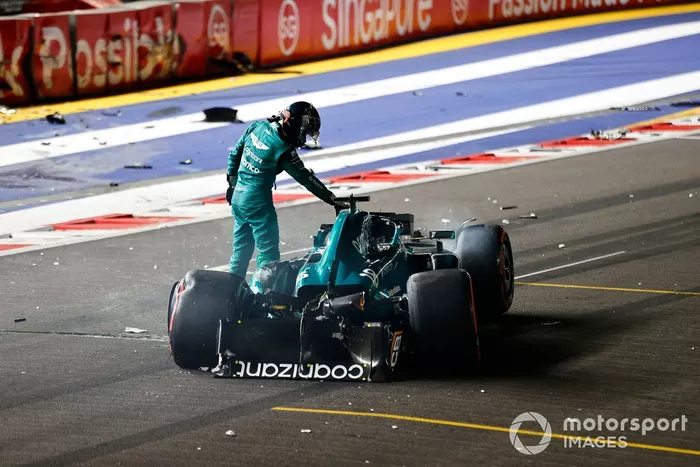 Lance Stroll, Aston Martin AMR23, sort de sa voiture lourdement endommagée après un accident à la fin de la Q1.