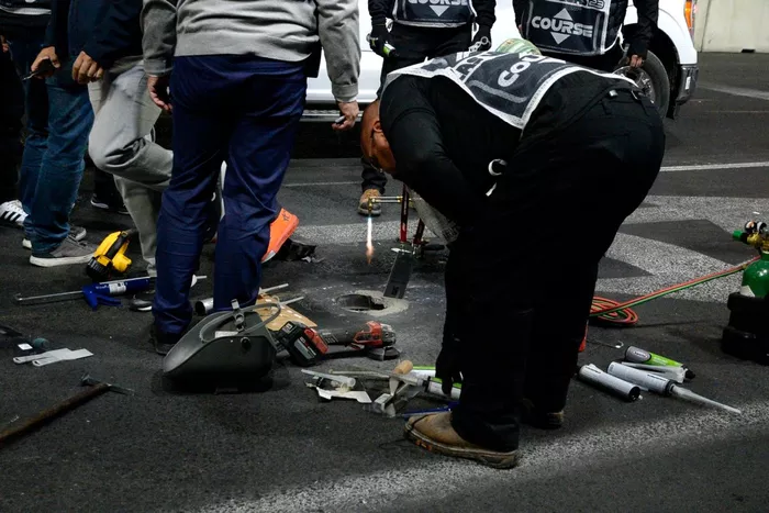 Se trabaja y debate para arreglar las tapas de alcantarilla sueltas en la vía