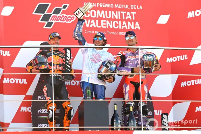 Podio: segundo lugar Brad Binder, Red Bull KTM Factory Racing, ganador Alex Rins, Team Suzuki MotoGP, tercer lugar  Jorge Martín, Pramac Racing