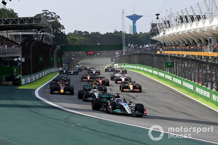 George Russell, Mercedes W13, Lewis Hamilton, Mercedes W13, Max Verstappen, Red Bull Racing RB18, Sergio Pérez, Red Bull Racing RB18, Charles Leclerc, Ferrari F1-75, Lando Norris, McLaren MCL36, el resto en la salida
