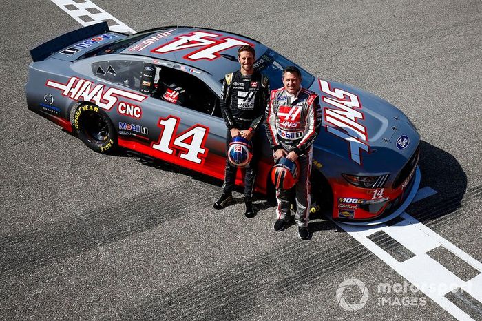 Romain Grosjean, Haas F1 Team Team, y Tony Stewart con un  NASCAR