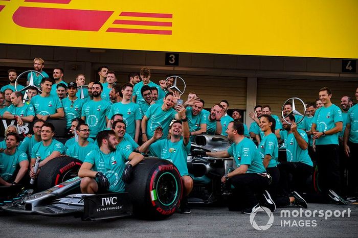 El equipo Mercedes celebra su sexto Mundial de constructores consecutivo