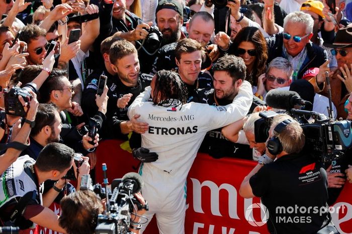 Lewis Hamilton, Mercedes AMG F1, celebra su sexto título mundial en parc ferme