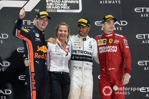 Podio: segundo lugar Max Verstappen, Red Bull Racing, la representante de Mercedes Britta Seeger, ganador Lewis Hamilton, Mercedes AMG F1, y tercer lugar Charles Leclerc, Ferrari