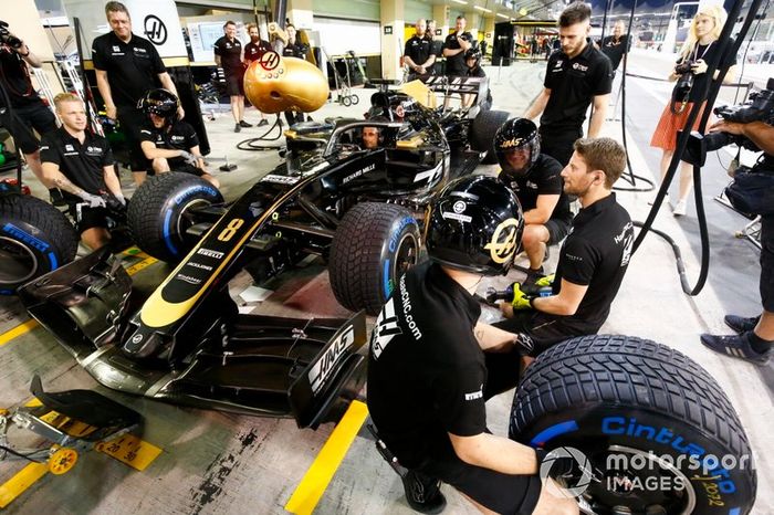 Romain Grosjean, Haas F1 Team, practica un pit stop