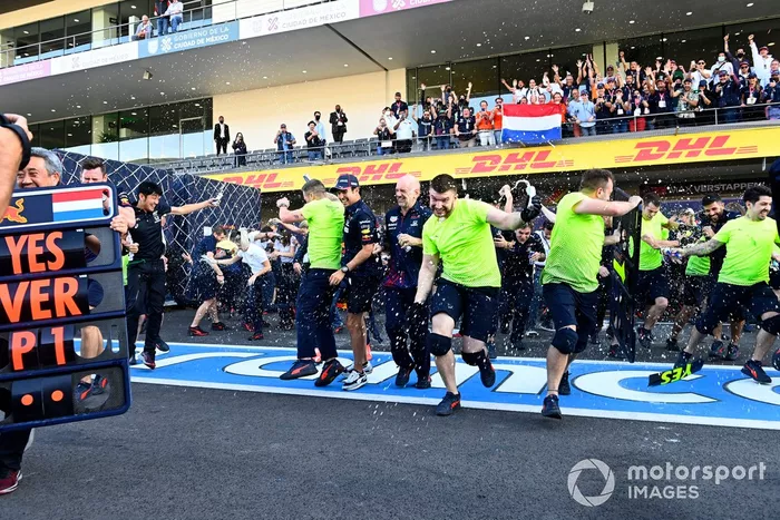 Max Verstappen, Red Bull Racing, 1ª posición, Sergio Pérez, Red Bull Racing, 3ª posición, Adrian Newey, director técnico de Red Bull Racing, y el equipo Red Bull Racing celebran tras la carrera