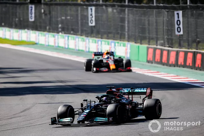 Lewis Hamilton, Mercedes W12, Sergio Pérez, Red Bull Racing RB16B