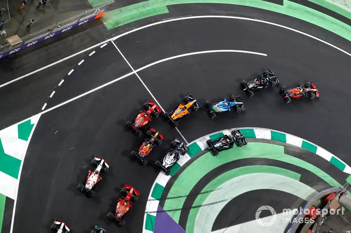 Max Verstappen, Red Bull Racing RB16B, Lewis Hamilton, Mercedes W12, Esteban Ocon, Alpine A521, y Valtteri Bottas, Mercedes W12