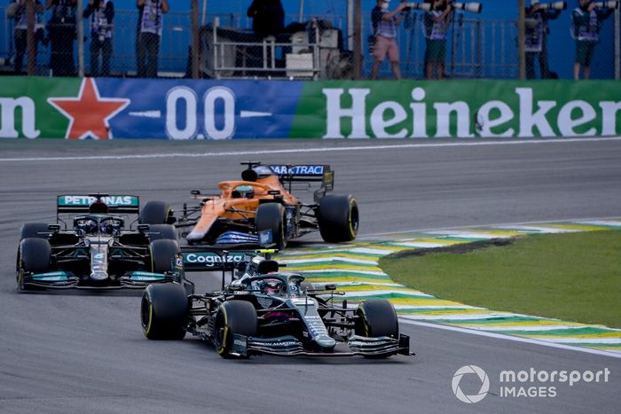 Sebastian Vettel, Aston Martin AMR21, Lewis Hamilton, Mercedes W12, y Daniel Ricciardo, McLaren MCL35M