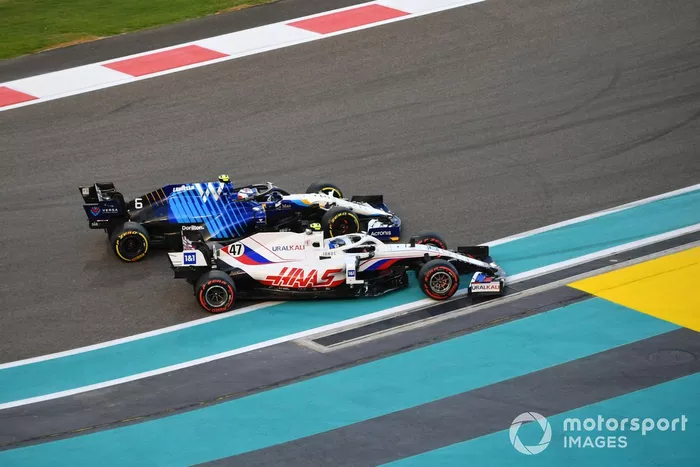 Mick Schumacher, Haas VF-21, lucha con Nicholas Latifi, Williams FW43B
