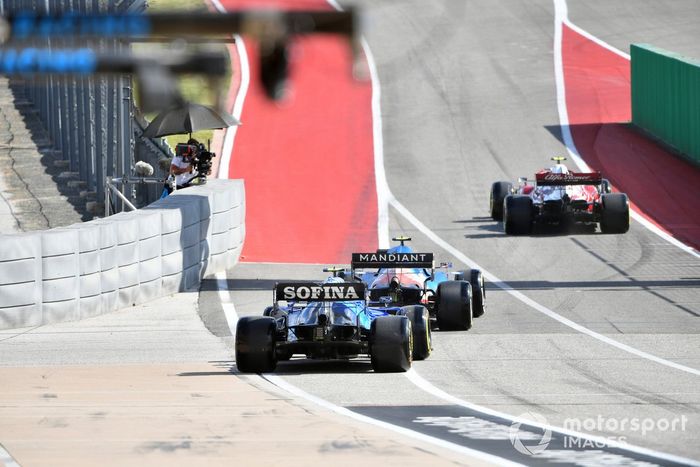 Antonio Giovinazzi, Alfa Romeo Racing C41, Esteban Ocon, Alpine A521, y Nicholas Latifi, Williams FW43B