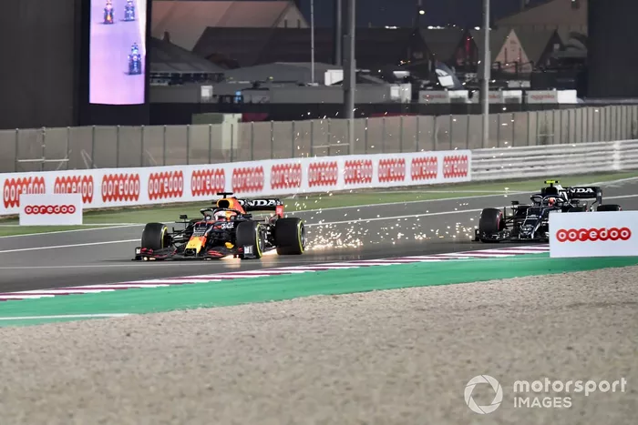 Chispas del coche de Max Verstappen, Red Bull Racing RB16B, cuando pasa a Pierre Gasly, AlphaTauri AT02