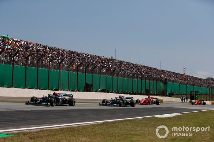 Lewis Hamilton, Mercedes W12, Valtteri Bottas, Mercedes W12, y Charles Leclerc, Ferrari SF21