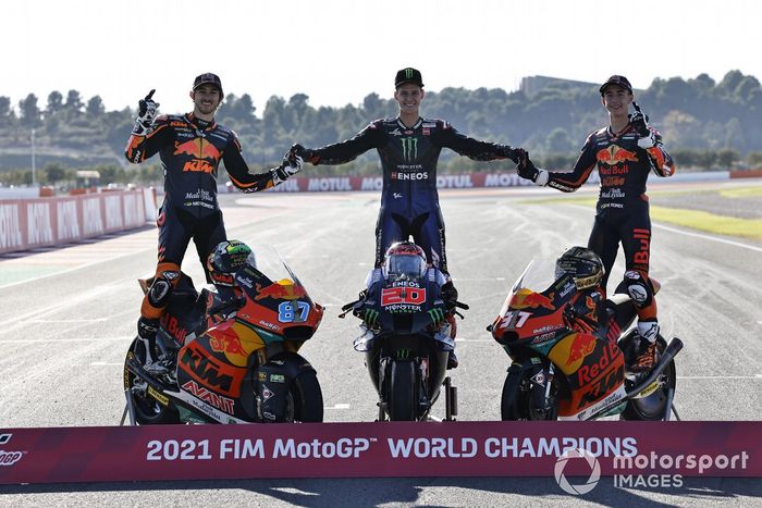 Campeones de Moto2, Moto3 y MotoGP: Remy Gardner, Red Bull KTM Ajo, Fabio Quartararo, Yamaha Factory Racing, Pedro Acosta, Red Bull KTM Ajo 