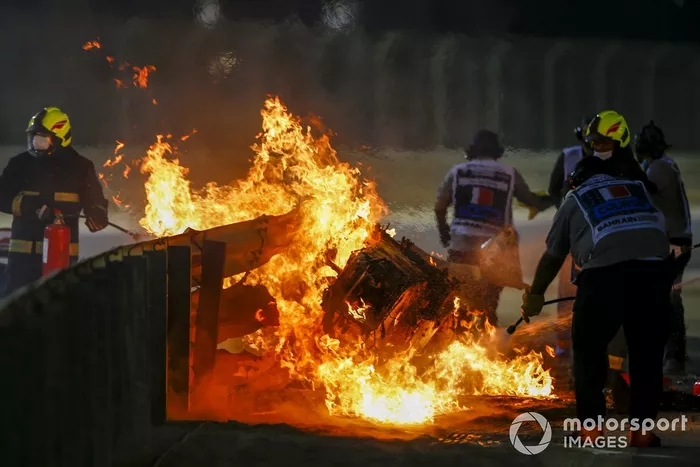 Oficiales de pista apagan el fuego del monoplaza de Romain Grosjean, Haas VF-20