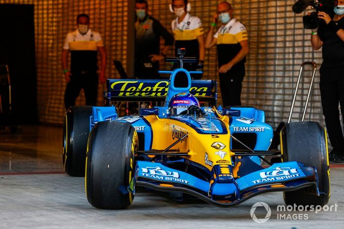 Fernando Alonso pilota el Renault R25 con el que ganó el mundial de F1 en 2005