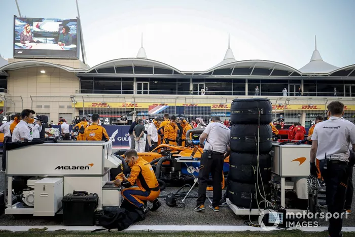 Ingenieros y mecánicos en la parrilla con Lando Norris, McLaren MCL35M