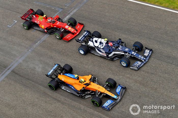 Salida Pierre Gasly, AlphaTauri AT02, Lando Norris, McLaren MCL35M, Carlos Sainz Jr., Ferrari SF21