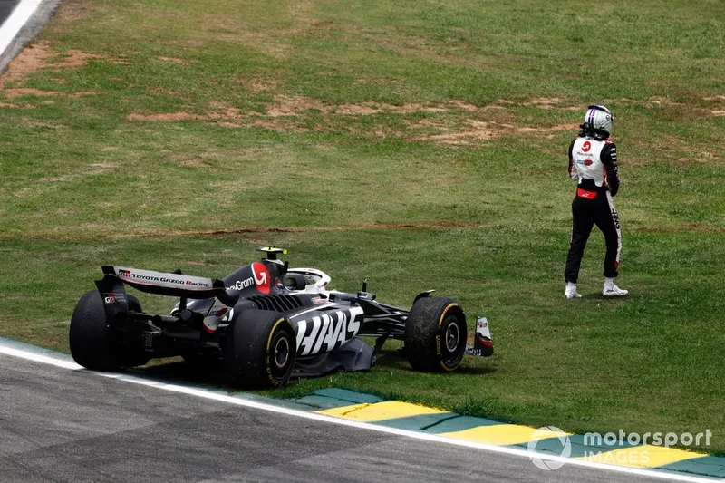 Nico Hulkenberg, Haas VF-24, se aleja de su coche