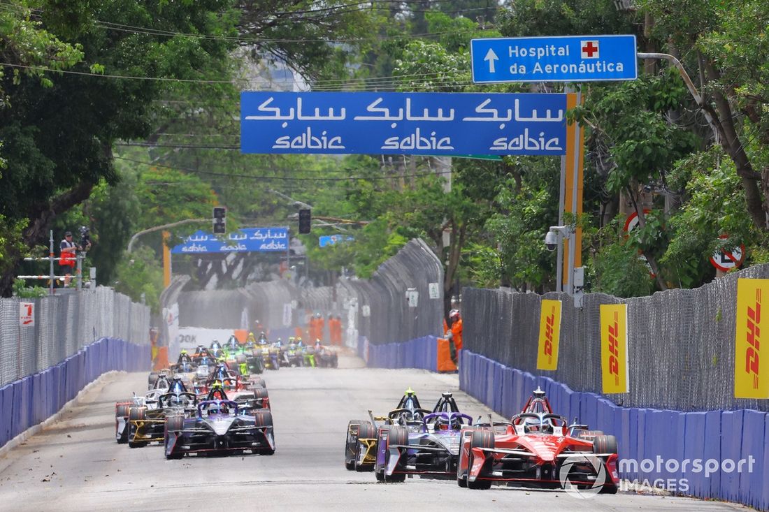 Oliver Rowland Equipo Nissan de Fórmula E Nissan e-4ORCE 05 Pascal Wehrlein TAG Heuer Equipo Porsche de Fórmula E Porsche 99X Electric Gen3, Maximilian Gunther DS Penske DS E-Tense 