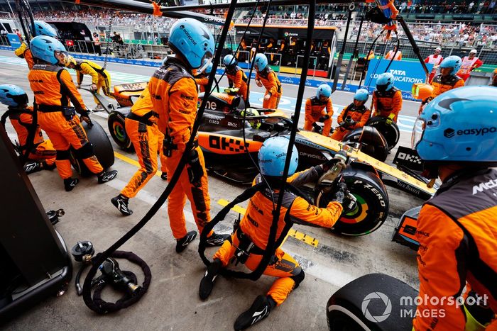 Lando Norris, McLaren MCL60, hace una parada en boxes