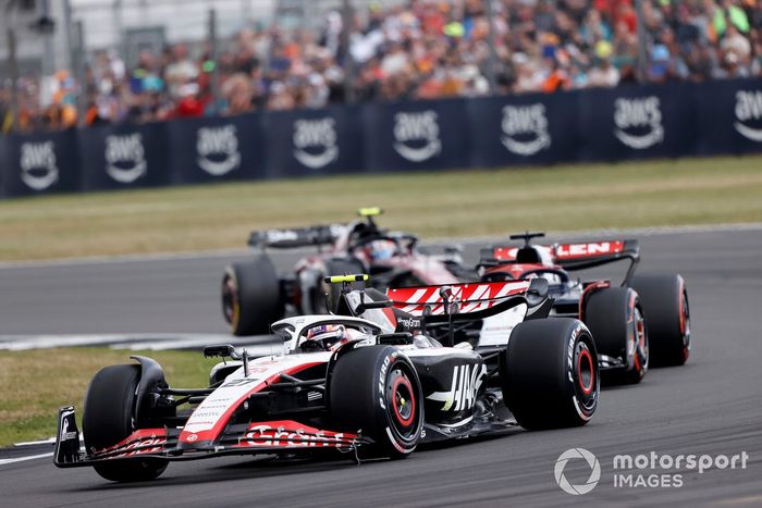 Nico Hulkenberg, Haas VF-23, Nyck de Vries, AlphaTauri AT04, Zhou Guanyu, Alfa Romeo C43.
