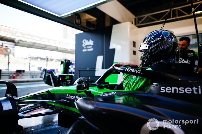 Zhou Guanyu, Stake F1 Team Kick Sauber, se prepara para los Libres 3