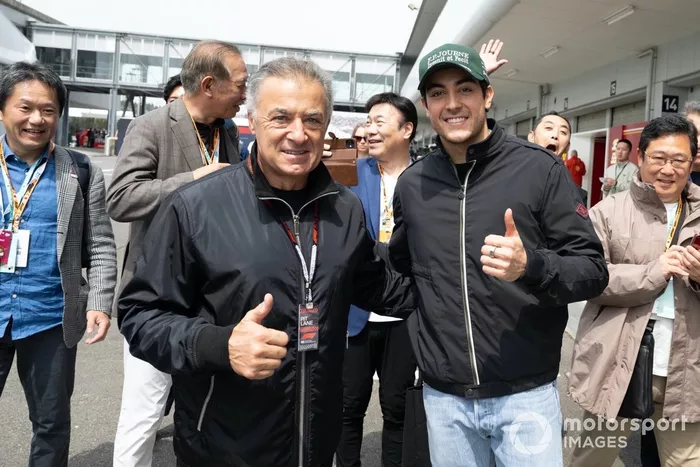 Jean Alesi au paddock avec son fils Giuliano Alesi