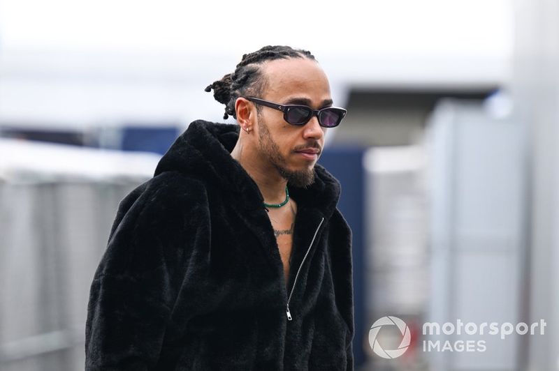 Lewis Hamilton, Mercedes-AMG F1 Team, llega al paddock