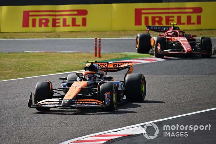 Lando Norris, McLaren MCL38, Carlos Sainz, Ferrari SF-24