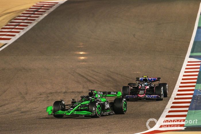 Valtteri Bottas, Stake F1 Team Kick Sauber C44 y Pierre Gasly, Alpine A524 