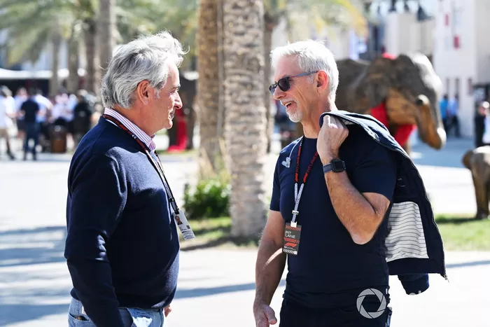 Carlos Sainz Sr. discute avec Damon Hill, Sky F1