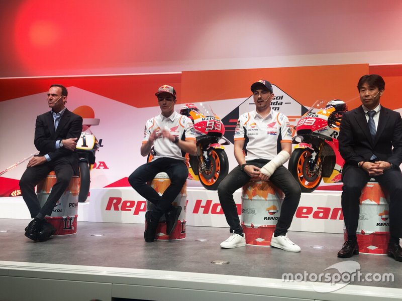 Tetsuhiro Kuwata HRC Director General Race Operations con Marc Márquez, Jorge Lorenzo y Alberto Puig