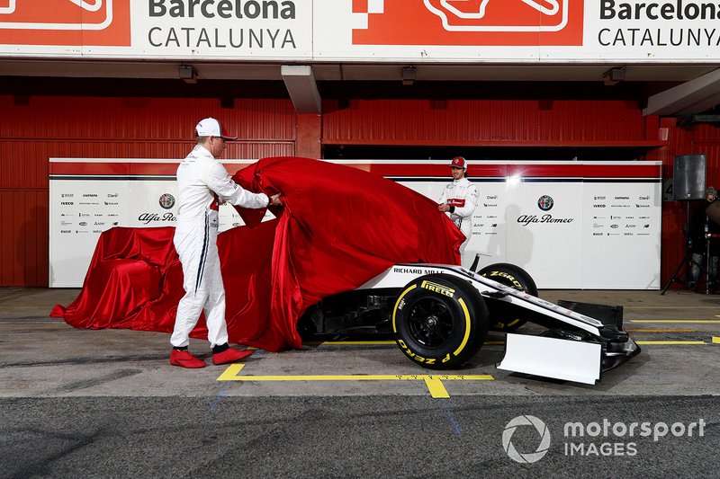 Kimi Raikkonen, Alfa Romeo Racing e Antonio Giovinazzi, Alfa Romeo Racing svelano la nuova Alfa Romeo Racing C38