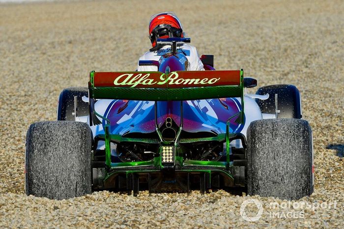 Kimi Raikkonen, Alfa Romeo Racing C38, trompea y encalla en la arena