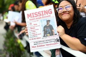A fan holds up a sign of Daniel Ricciardo