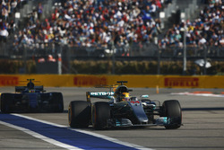 Льюис Хэмилтон, Mercedes AMG F1 W08, и Паскаль Верляйн, Sauber C36