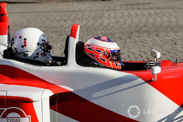 Jenson Button, McLaren lleva de pasajera a  Naomi Campbell en el coche de 2 asientos