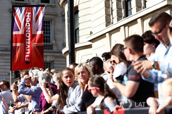 Los aficionados se reúnen para el entretenimiento