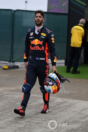 Daniel Ricciardo, Red Bull Racing camina después de detenerse en pista
