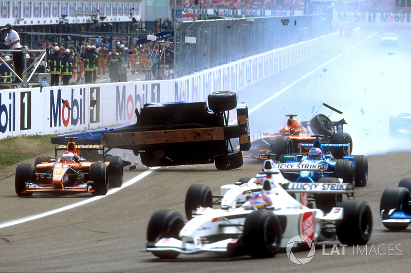 Luciano Burti, Prost AP04, después de golpear al Ferrari de Michael Schumacher