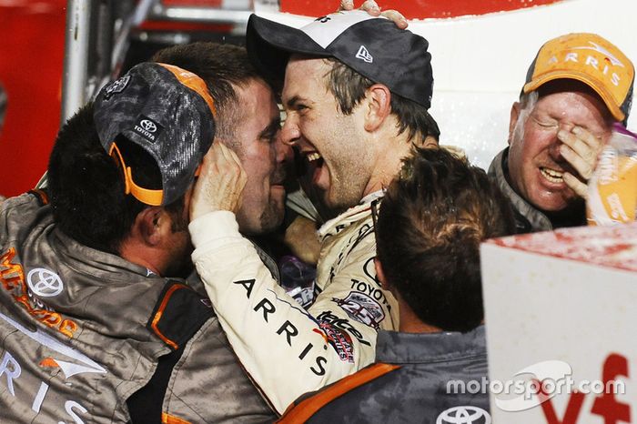 Ganador de la carrera y Campeón 2016 Daniel Suárez, Joe Gibbs Racing Toyota celebra con el equipo