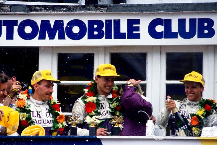 Podio: ganadores de la carrera Jan Lammers, Johnny Dumfries, Andy Wallace, Jaguar XJR-9 LM