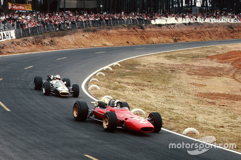 Chris Amon, Ferrari 312 leads Denny Hulme, Brabham BT24 Repco