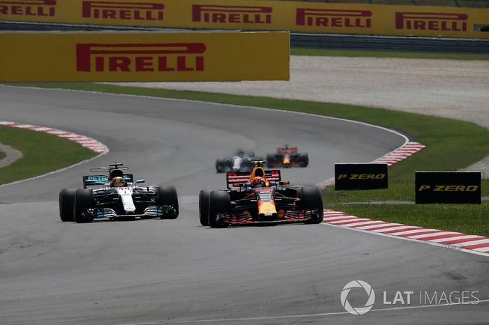 Max Verstappen, Red Bull Racing RB13 y Lewis Hamilton, Mercedes-Benz F1 W08