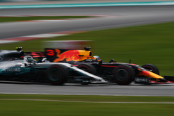 Daniel Ricciardo, Red Bull Racing RB13 and Valtteri Bottas, Mercedes-Benz F1 W08 battle