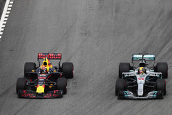 Max Verstappen, Red Bull Racing RB13, passe Lewis Hamilton, Mercedes AMG F1 W08, pour la tête