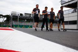 Kevin Magnussen, Haas F1 Team camina por el circuito con el equipo